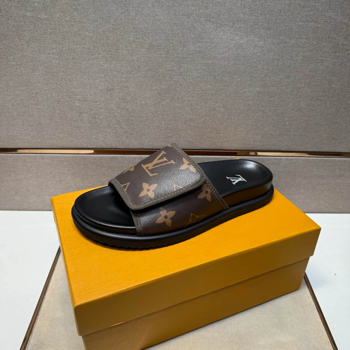⬛️Men's shoes 💰p320 [LV～] Men's casual slippers 2025z cabinet sales simultaneously 🔶Size: 38-44 #️⃣ 🔷3 colors🔜The upper is made of multi-material splicing ➕Genuine leather lining, comfortable and breathable, sole: original comfortable and wear-resistant outsole, ⚠️real thing📱photographed🎬real thing is better📢📢📢